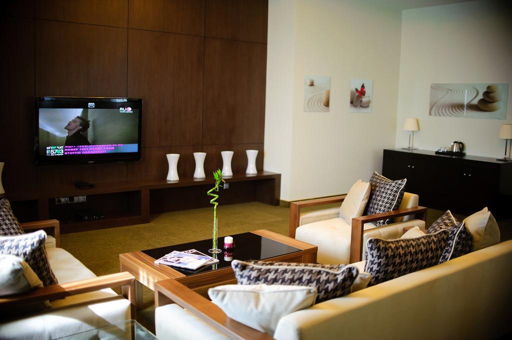Voyage Hotel Karagandy Buitenkant foto
